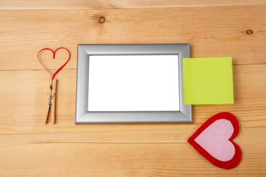 Sevgililer günü kırmızı evlatlık kalpleri ve boş fotoğraf çerçeveleri