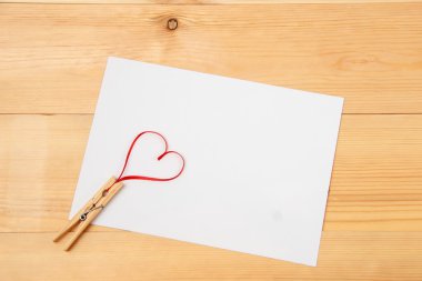 ahşap arka plan üzerinde kalp boş kartı