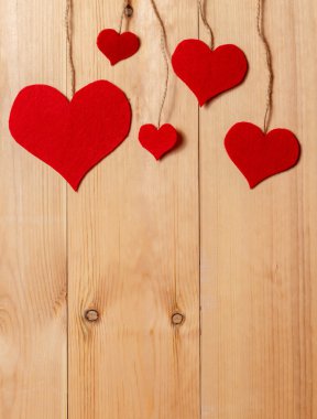 El yapımı kalpler hatta ahşap tahıl duvara asılı