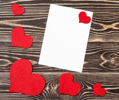 ahşap arka plan üzerinde yürekleri boş kartı