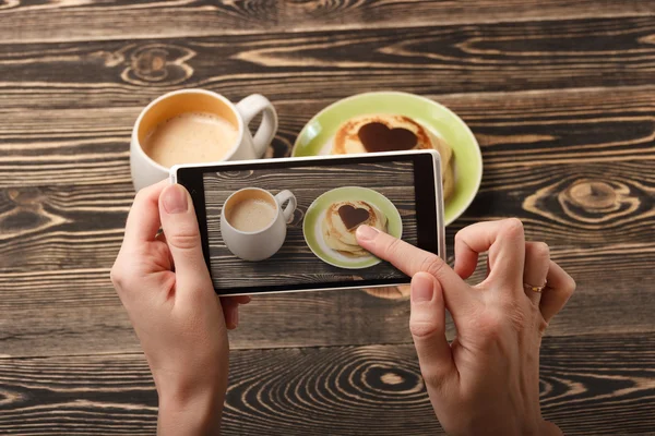 Manos tomando tortitas de fotos con smartphone — Foto de Stock