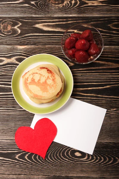 Frittelle dolci, fragola, cuore, carta — Foto Stock