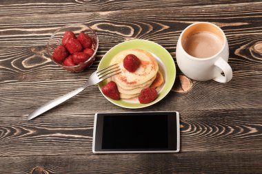 Smartphone, kahve, krep, çilek