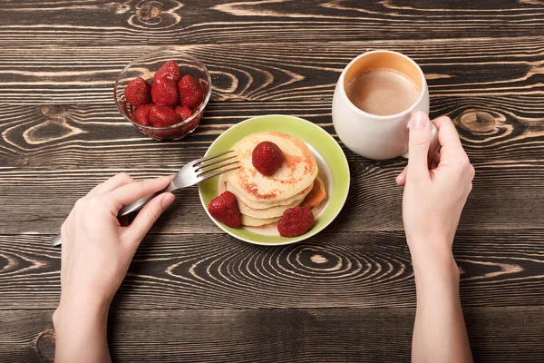 Süße Pfannkuchen mit Erdbeere und Kaffee — Stockfoto