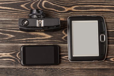 E-kitap okuyucu, ahşap arka plan akıllı telefon yakın çekim