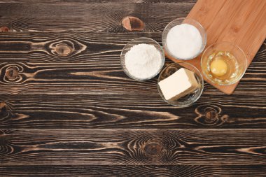 Ahşap masa pişirme yemek pişirmek için malzemeler