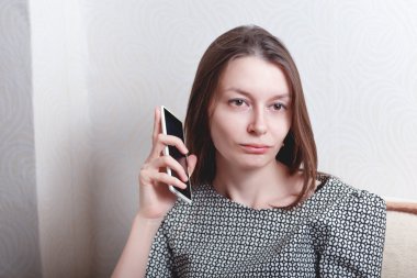 Onun cep telefonuna oldukça yetişkin bir kadın portresi
