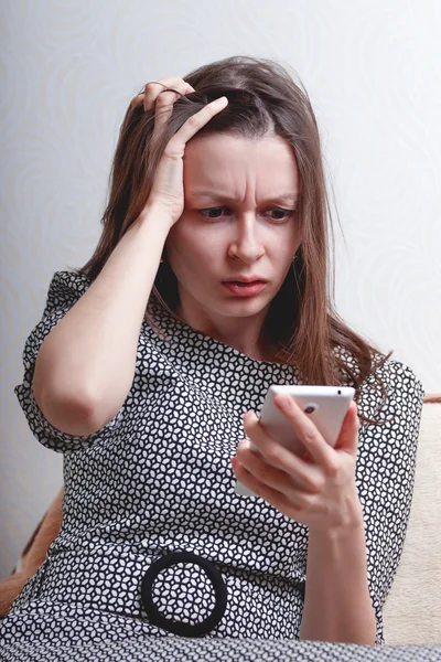 Onun cep telefonuna oldukça yetişkin bir kadın portresi