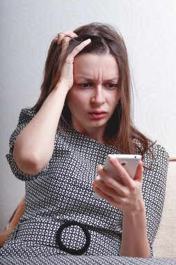 Onun cep telefonuna oldukça yetişkin bir kadın portresi