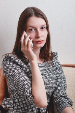 Telefonda konuşurken düşünceli genç kadın