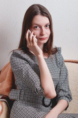 Telefonda konuşurken düşünceli genç kadın