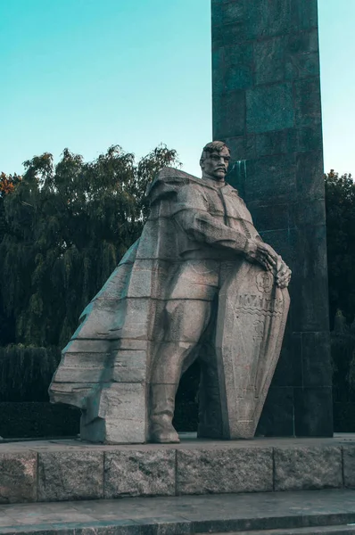 POLTAVA, UCRANIA - 01 de agosto de 2020: Memorial of Soldier Glory. monumento al soldado soviético de la Segunda Guerra Mundial — Foto de Stock