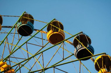 Renkli bir dönme dolap. Ön manzara. Güneşli bir günde mavi gökyüzüne karşı