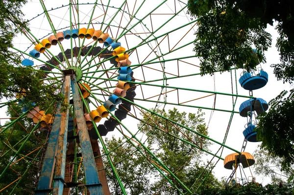 Een kleurrijk reuzenrad. Vooraanzicht. tegen de blauwe lucht op een zonnige dag — Stockfoto