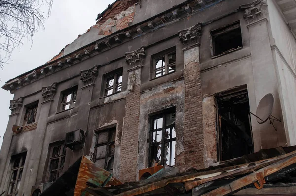 Las ruinas de la casa después del desastre grande - fuego. foto — Foto de Stock