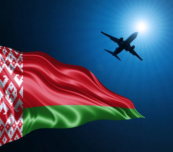 Wit Rusland Vlag Van Zijde Nachts Met Een Vliegtuig Achtergrond — Stockfoto