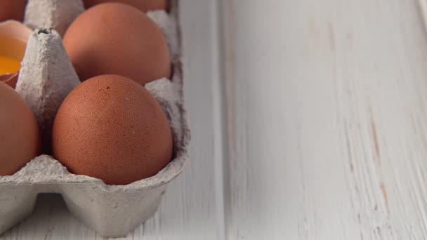 ズームビューでトレイに鶏の卵をドリーショット.4K Prores422 — ストック動画