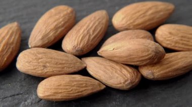 Kamyon siyah tahtada badem fıstığı vurdu.