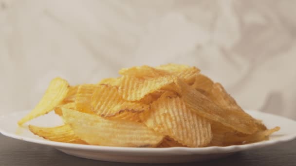 Bramborové lupínky žluté makro pozadí. Nezdravé nezdravé jídlo detailní otáčení. — Stock video