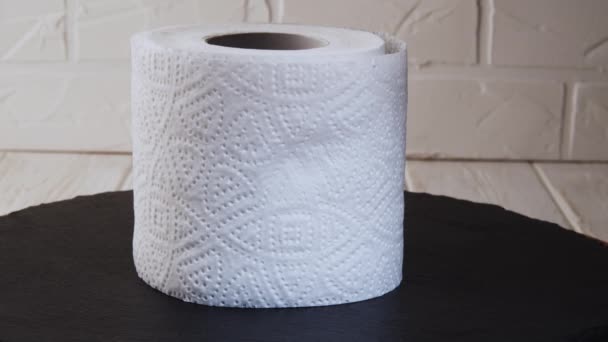 Туалетний паперовий рулон, що обертається на чорному тлі. Презентація туалетного паперу — стокове відео