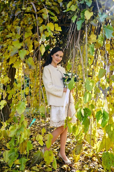Теплый Осенний Портрет Молодой Красивой Женщины Белой Куртке Цветочным Букетом — стоковое фото