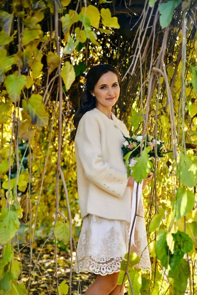 Теплый Осенний Портрет Молодой Красивой Женщины Белой Куртке Цветочным Букетом — стоковое фото