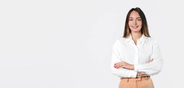 Beyaz arka plan web pankartıyla çaprazlanmış kolları çaprazlanmış kendinden emin genç iş kadınının portresi, kopyalama alanı