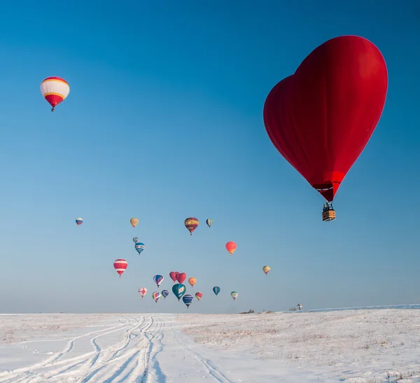 Ballon in Herzform auf Schneefeld — Stockfoto