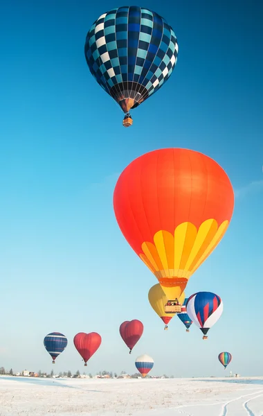 Разноцветные воздушные шары с корзинами — стоковое фото