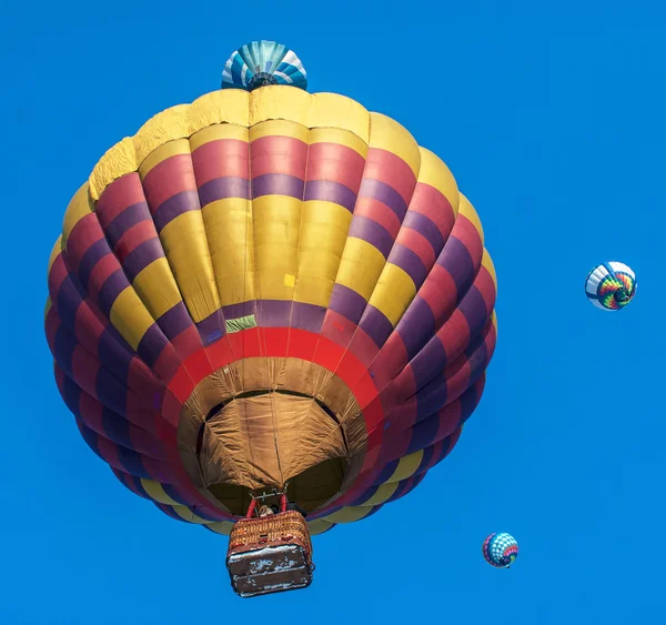 Bunte Luftballons steigen in die Höhe — Stockfoto