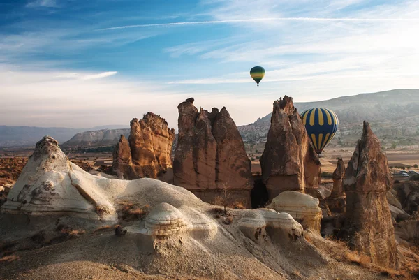 Ballons dans les montagnes de Cappadoce — Photo