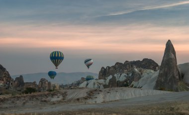 Balonların şafak tepeler üzerinde