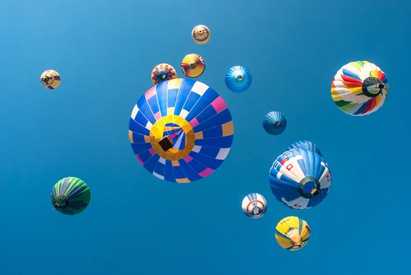 彩色气球飞行 — 图库照片