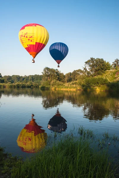 Luftballons fliegen über den See — Stockfoto