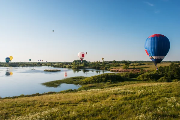 Kolorowe balony latające — Zdjęcie stockowe