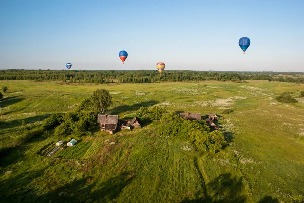 Kolorowe balony latające nad wsi Obrazy Stockowe bez tantiem