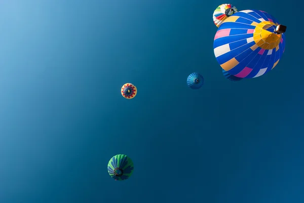 Farbige Luftballons am Himmel — Stockfoto