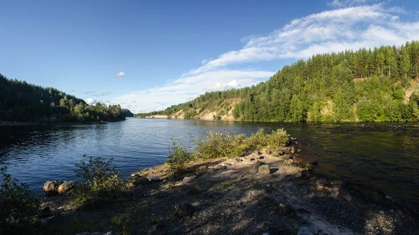 Rivier en bos in Karelië kust — Stockfoto