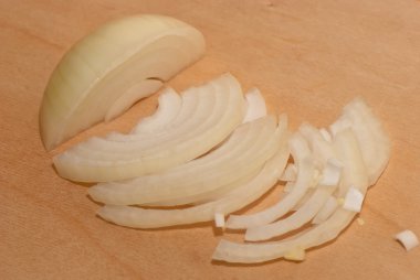 parçalar halinde kesilmiş soğan