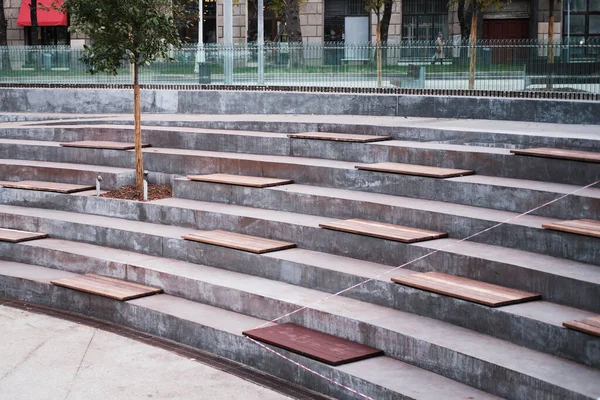 Açık hava bankları. Sokak amfi tiyatrosu. Kentsel altyapı