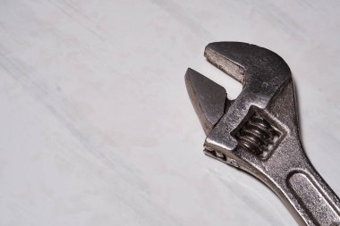 Hafif arka planda ayarlanabilir bir anahtarın parçası. Yakın plan. Harfler ya da dizayn için boşluk. Seçici odak.