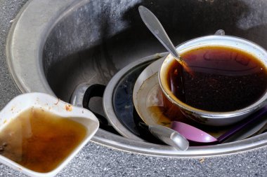 Kirli bulaşıklarla dolu bir mutfak lavabosu parçası. Yakın plan. Seçici odak.