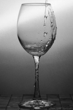 Arka planda bir bardakta su damlaları ve kabarcıkları var. Siyah ve beyaz resim