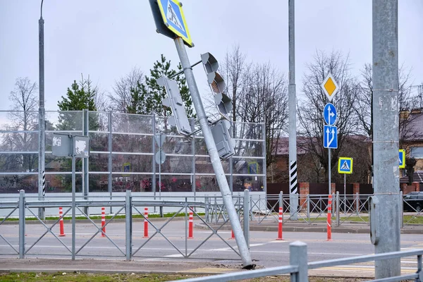 Umgestürzte Ampel Einem Fußgängerüberweg Sicherheitsbedrohung Fahrlässigkeit Straßenverkehr — Stockfoto