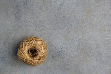 Soyut gri arkaplandaki sicim kayması. Üst Manzara. Seçici odaklanma. Harfler ve tasarım için boşluk