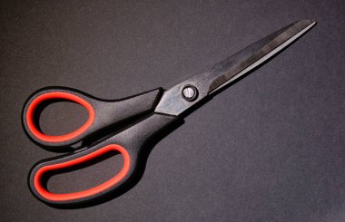 Esmer arka planda plastik saplı büyük terziler. Yakın plan. Harfler ve tasarım için boşluk