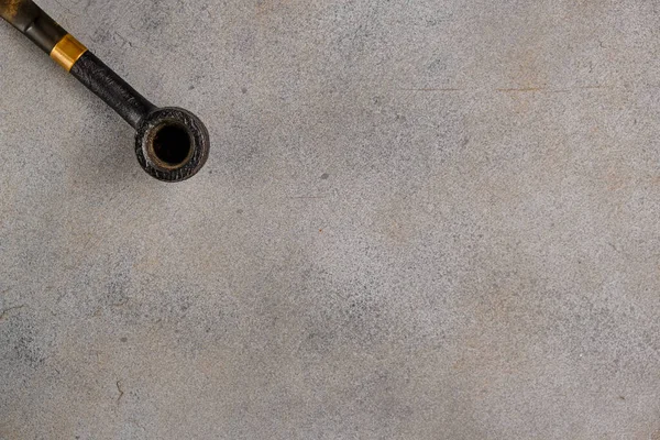 Soyut Gri Arka Planda Eski Bir Sigara Piposu Üst Manzara — Stok fotoğraf