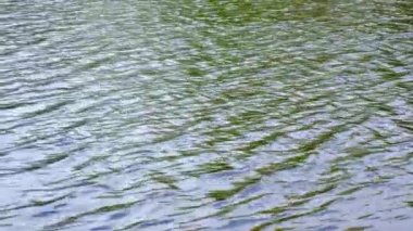 Suyun yüzeyinde dalgalanmalar. Dinamik video substratı, ekran koruyucu. Meditasyonlu video çizimi.