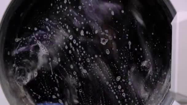 Вращающийся Барабан Одеждой Пеной Водой Стиральной Машине Вода Пена Время — стоковое видео