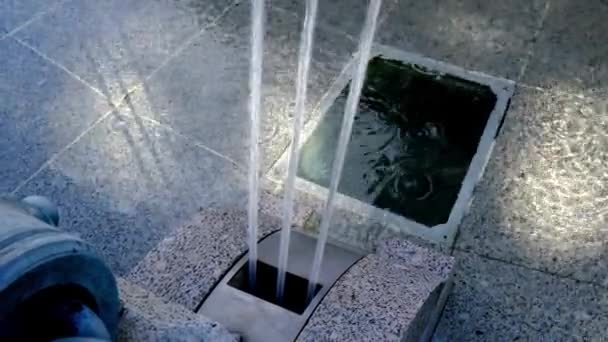 Fragment City Granite Fountain Refreshing Water Spray — Vídeos de Stock
